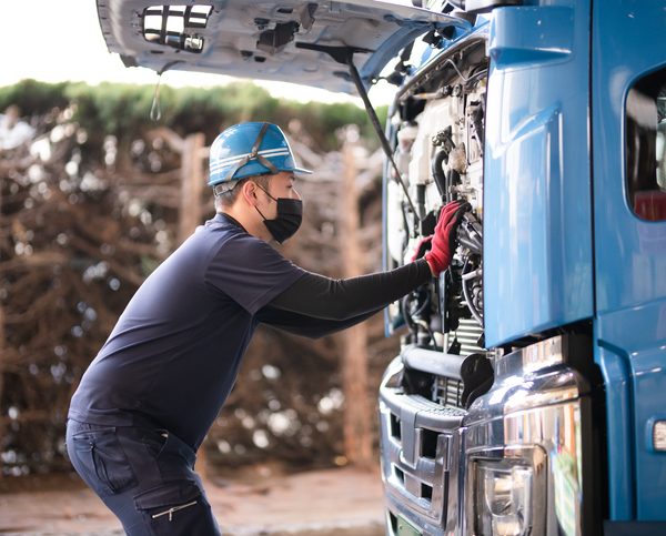 3 Best Practices For Servicing Heavy-Duty Vehicles After Auto Mechanic Training