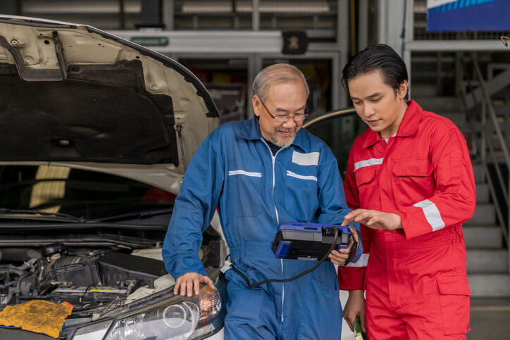 An instructor teaching CATI a student how to interpret smart diagnostic data