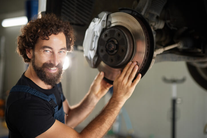 An Independent auto repair shop servicing vehicles in the Canadian aftermarket, demonstrating the Canadian automotive aftermarket outlook