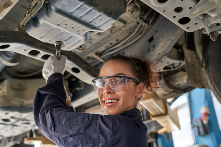 A vehicle mechanic supporting the Canadian auto care sector by ongoing vehicle maintenance demand, demonstrating the Canadian automotive aftermarket outlook