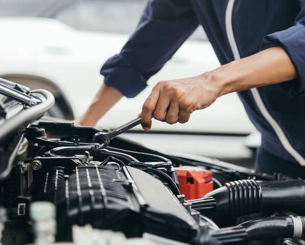 A mechanic is doing a pre-inspection to determine if a leak-down test is needed