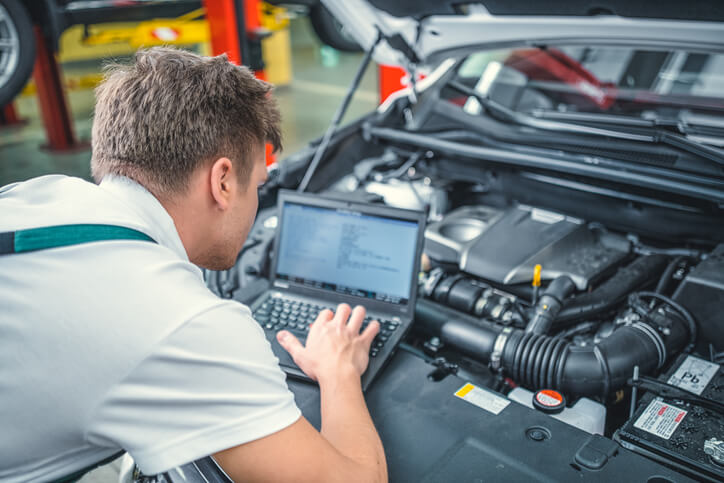 A student learning CAN FD network diagnostics in an automotive training lab