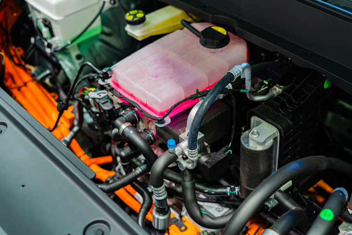 Coolant reservoir in an EV powertrain