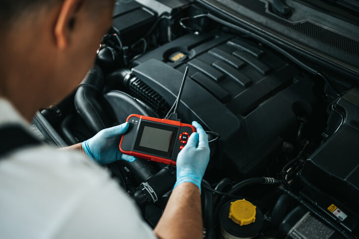 A technician checking a knock sensor code during engine diagnosis